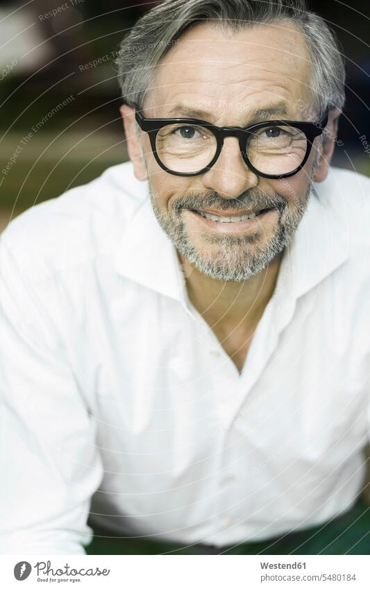 Porträt eines lächelnden Mannes mit grauem Haar und Bart, der eine Brille trägt Brillen Portrait Porträts Portraits Männer männlich Erwachsener erwachsen Mensch