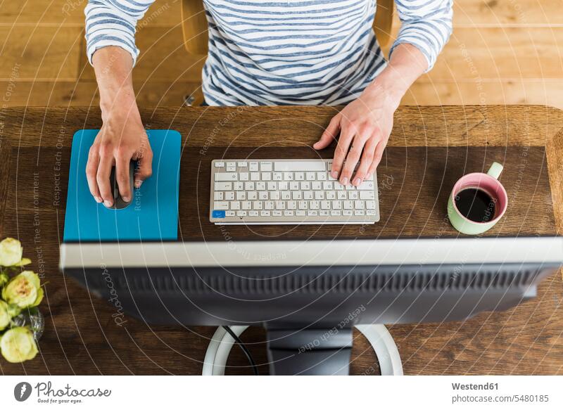 Mann benutzt Computer am Schreibtisch Männer männlich Rechner Erwachsener erwachsen Mensch Menschen Leute People Personen Business Geschäftsleben Geschäftswelt
