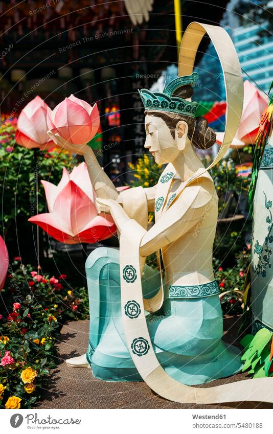 Südkorea, Seoul, Frau mit Lotus-Laterne im Jogyesa-Tempel zur Feier von Buddhas Geburtstag Buddhismus buddhistisch Traditionelle Kultur Kunstwerk Kunstwerke