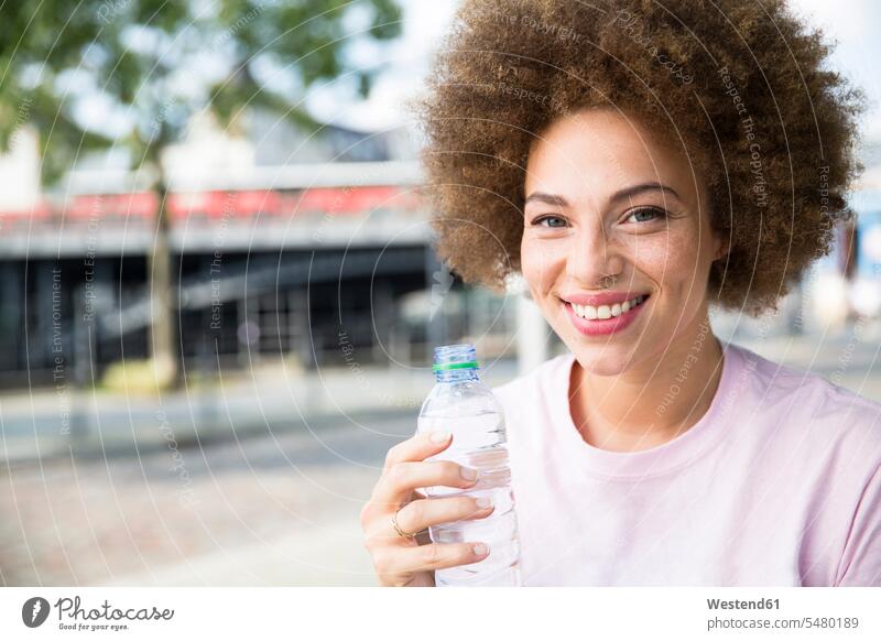 Junge Frau trinkt Wasser trinken weiblich Frauen lächeln Erwachsener erwachsen Mensch Menschen Leute People Personen Getränk Getraenk Getränke Getraenke