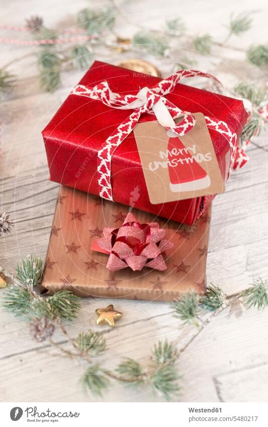 Weihnachtsdekoration und verpackte Geschenke auf Holz Band Bänder Stern Sterne sternfoermig sternförmig traditionelles Fest Weihnachten Christmas X-Mas X mas