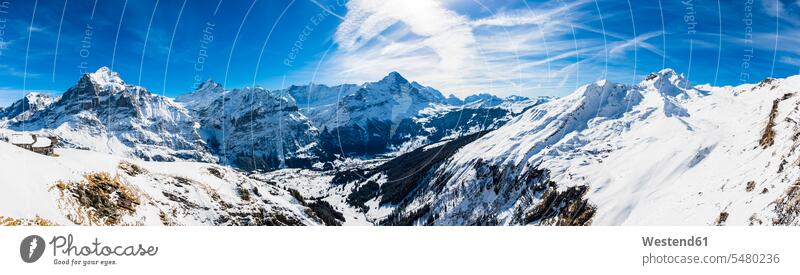 Schweiz, Kanton Bern, Grindelwald, Blick vom First Cliff Walk auf Eiger, Mittelhorn, Schreckhorn und Wetterhorn imposant beeindruckend Berg Berge Aussichtspunkt