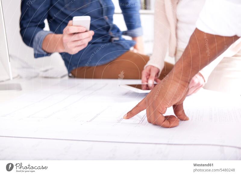 Zeigen der Hand auf den Bauplan Hände zeigen mit dem Finger zeigen deuten Architekturplan Konstruktionsplan Konstruktionszeichnung Bauzeichnung Mensch Menschen