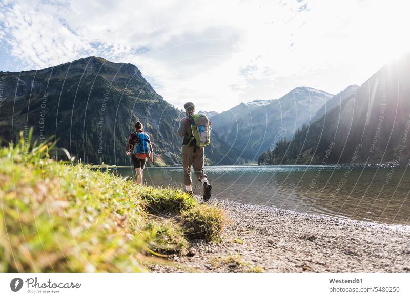 Österreich, Tirol, junges Paar beim Wandern am Bergsee wandern Wanderung Bergseen Berge Pärchen Paare Partnerschaft See Seen Gewässer Wasser Berglandschaft