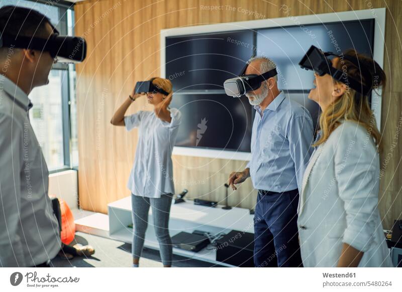 Kollegen mit VR-Brille im Büro Arbeitskollegen Office Büros Brillen Virtuelle Realität Virtuelle Realitaet Arbeitsplatz Arbeitsstätte Arbeitstelle