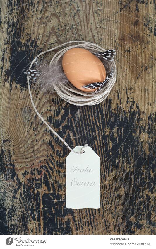 Braunes Ei im Nest aus Schnur auf Holz gebaut Braune Eier Frohe Ostern hölzern Osterei Ostereier Anhänger Schildchen Schlichtheit Einfachhheit einfach