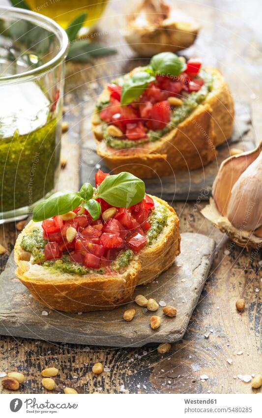 Bruschetta mit Basilikum-Pesto, Tomaten, Pinienkernen und Basilikumblättern Mediterranes Essen Mediterrane Küche Gesunde Ernährung Ernaehrung Gesunde Ernaehrung
