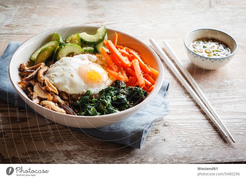 Vegetarische koreanische Reisschüssel mit Pilz, Spinat, Gurke, Karotte und Spiegelei Food and Drink Lebensmittel Essen und Trinken Nahrungsmittel Pilze