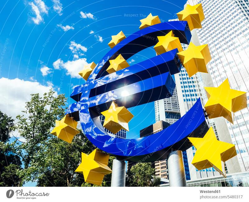 Deutschland, Frankfurt, Euroschild vor dem Eurotower Wolke Wolken Europäische Zentralbank EZB Stern Sterne sternfoermig sternförmig Eurozeichen Eurosymbol