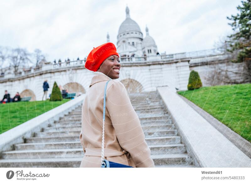 Junge Frau in Paris steht vor der Kirche Sacre Coeur Sightseeing Besichtigung besichtigen Besichtigungen Treppe Treppenaufgang alleinreisend allein reisend