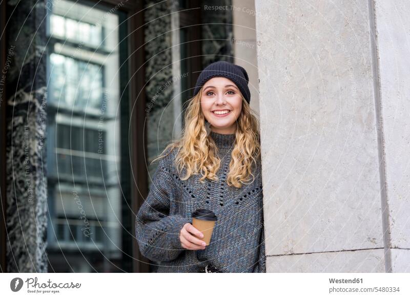 Porträt einer modischen jungen Frau mit Kaffee zum Mitnehmen im Herbst weiblich Frauen Portrait Porträts Portraits Coffee to go zum mitnehmen Erwachsener