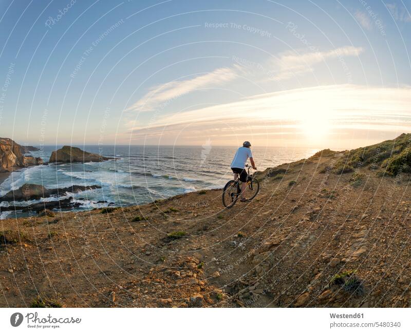 Portugal, Seniormann Mountainbike am Meer Tourist Touristen Strand Beach Straende Strände Beaches Mann Männer männlich Fahrrad Bikes Fahrräder Räder Rad