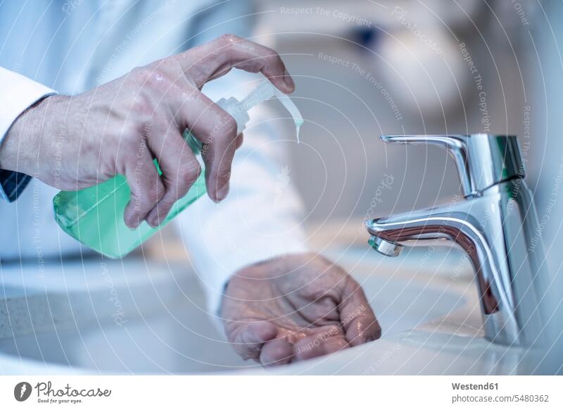 Arzt wäscht Hände mit Seife Doktoren Ärzte Hand Hygiene waschen Waschbecken Medizin medizinisch Gesundheitswesen Mensch Menschen Leute People Personen