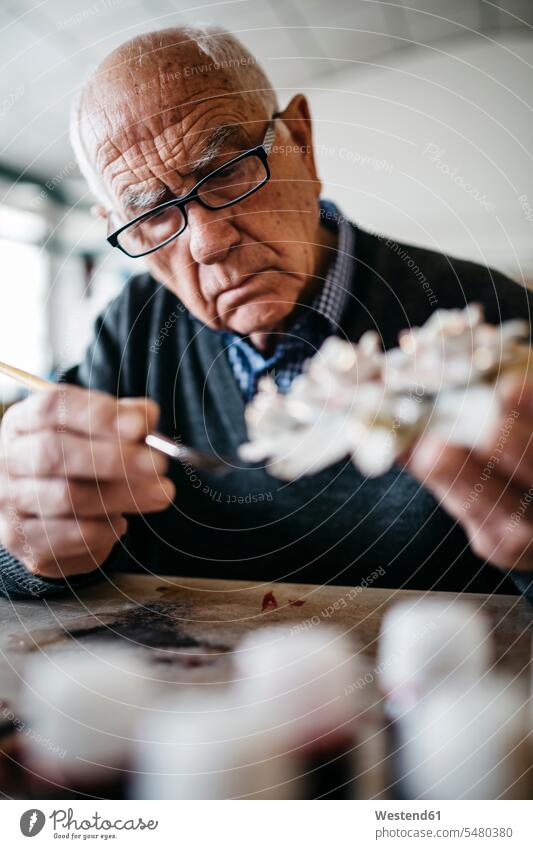 Älterer Mann dekoriert Keramik in seiner Freizeit Kreativität Senior ältere Männer älterer Mann Senioren alt alte altes alter männlich Töpferei Töpfereien