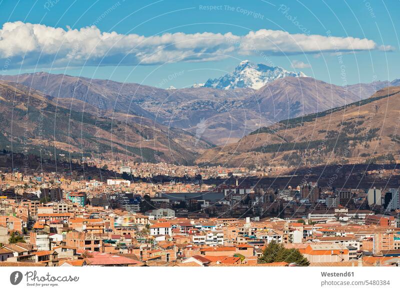 Peru, Anden, Cusco, Stadtbild und Berg Ausangate von der Kirche San Cristobal aus gesehen Außenaufnahme draußen im Freien Großstadt Metropolen Grossstadt