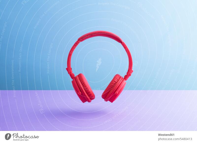 Rote drahtlose Kopfhörer einfarbiger Hintergrund Freisteller Einzelner Gegenstand 1 Einzelgegenstand ein Gegenstand einzeln rot rote roter rotes Textfreiraum