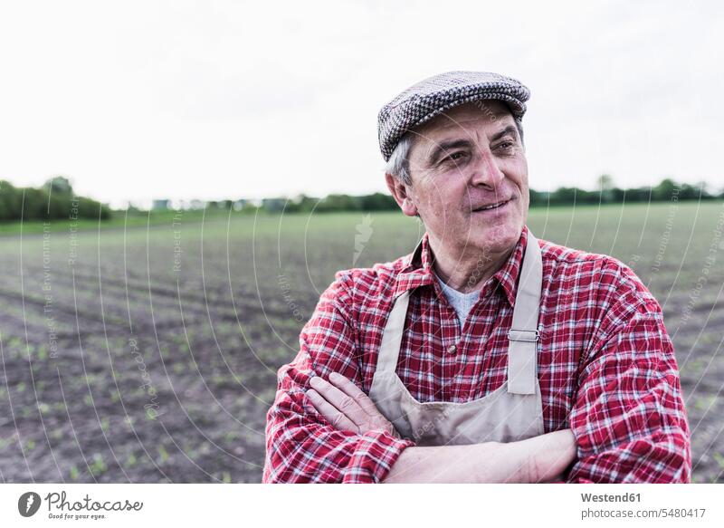 Porträt eines Landwirts vor einem Feld Bauer Landwirte Bauern lächeln Landwirtschaft Mann Männer männlich Erwachsener erwachsen Mensch Menschen Leute People