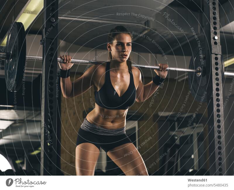 Sportlerin trainiert mit Langhantel Fitness fit Gesundheit gesund Sportlerinnen Power Rack trainieren Frau weiblich Frauen Hantel Hanteln Langhanteln Training