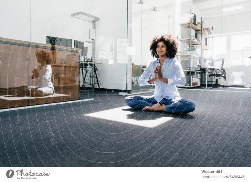 Junge Frau macht Yoga im Büro Yoga-Übungen Yogauebungen Yogaübungen Jogauebung Jogauebungen weiblich Frauen Achtsamkeit bewusst Bewusstheit achtsam