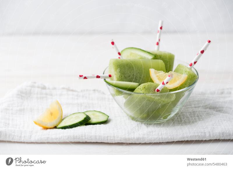 Glasschüssel mit hausgemachten Gurken-Zitronen-Eis am Stiel Food and Drink Lebensmittel Essen und Trinken Nahrungsmittel selbstgemacht selbstgemachte Sommer