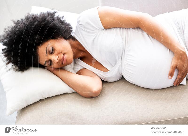 Schwangere Frau entspannt auf der Couch liegen liegend liegt schwanger schwangere Frau weiblich Frauen Erwachsener erwachsen Mensch Menschen Leute People