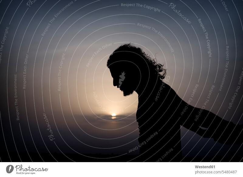 Silhouette eines Mannes gegen Sonnenaufgang Textfreiraum Stimmung Stimmungen Laune Originalität originell authentisch Individualität Individuell Außenaufnahme