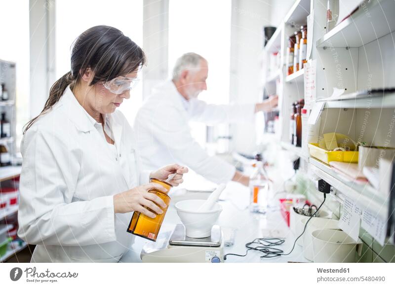 Mann und Frau arbeiten im Labor einer Apotheke Drogerien Apotheken Arbeit Labore weiblich Frauen Männer männlich Medizin medizinisch Gesundheitswesen