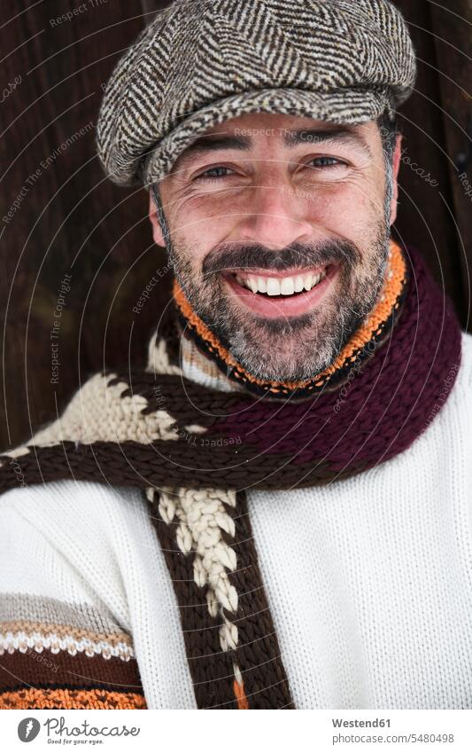 Porträt eines bärtigen Mannes mit Mütze und Schal im Winter winterlich Winterzeit Männer männlich Portrait Porträts Portraits Erwachsener erwachsen Mensch