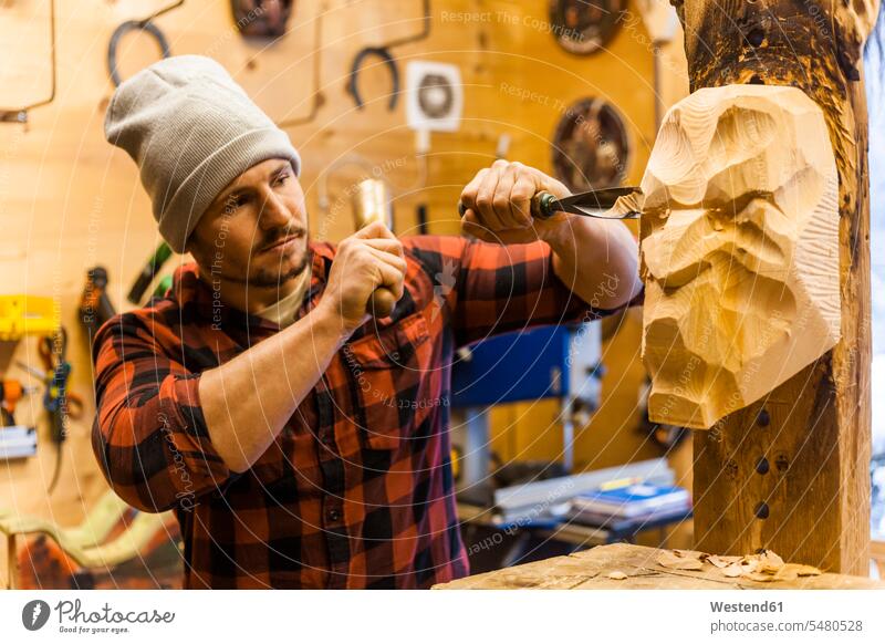 Holzschnitzer bei der Herstellung traditioneller Krampusmasken Bildschnitzer Schnitzer Maske Masken Bildhauer arbeiten Arbeit schnitzen Schnitzeisen Bildhauerei
