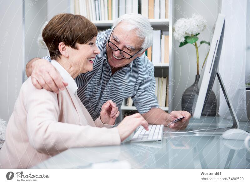 Älteres Ehepaar kauft online mit Kreditkarte ein EC-Karte Kreditkarten Beziehung Konsum Konsumieren Zuversicht Zuversichtlich Selbstvertrauen selbstbewusst