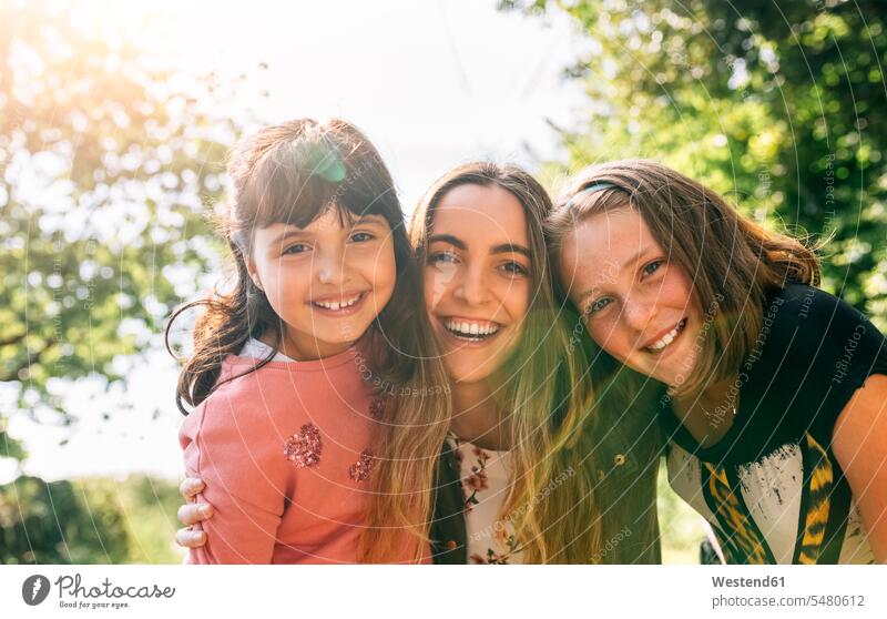 Porträt von drei glücklichen Mädchen im Freien Schwester Schwestern weiblich Glück glücklich sein glücklichsein lächeln Portrait Porträts Portraits Geschwister
