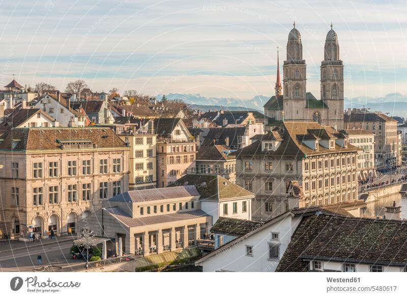 Schweiz, Zürich, Blick auf das Grossmünster und die Alpen im Hintergrund Sonnenlicht Niemand Kirchturm Kirchtürme historisch historisches geschichtlich