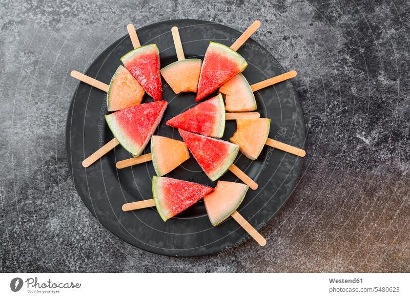 Teller mit Wassermelonen- und Steinmelonen-Eis am Stiel Food and Drink Lebensmittel Essen und Trinken Nahrungsmittel Erfrischung erfrischen erfrischend