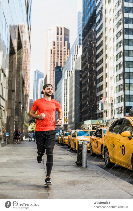 USA, New York City, Mann läuft in Manhattan laufen rennen Männer männlich Joggen Jogging Erwachsener erwachsen Mensch Menschen Leute People Personen