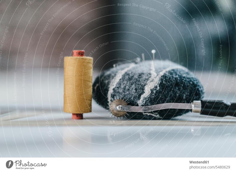 Nadelkissen und Garnrolle schneidern Garnrollen Maßband Messband Metermaß Massband Utensilien Do-it-Yourself DIY Fokus Auf Den Vordergrund