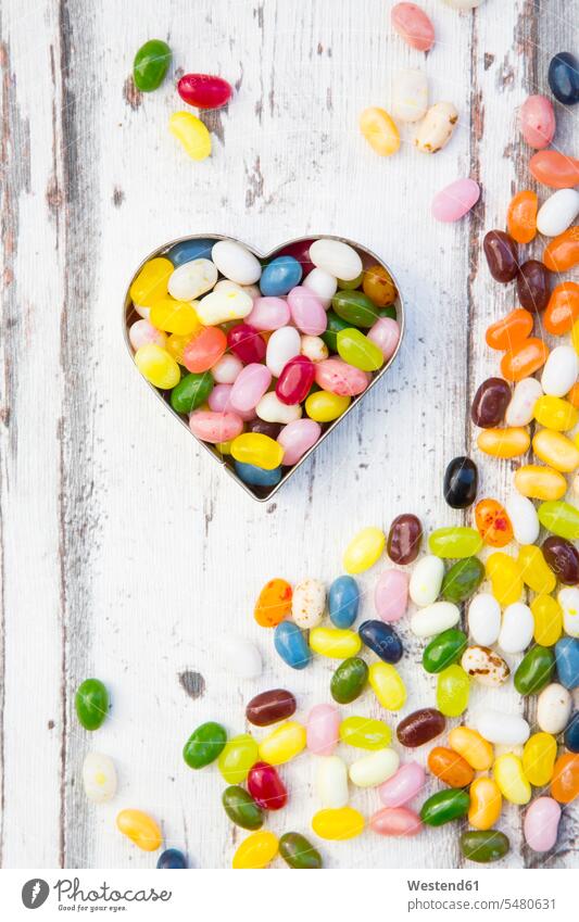 Jelly Beans, Herzform auf Holz Food and Drink Lebensmittel Essen und Trinken Nahrungsmittel verstreut Herzformen Herzen Liebe lieben Liebesherzen herzfoermig