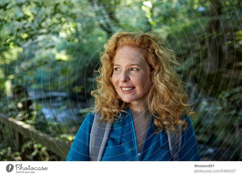 Frau beim Wandern im Wald, Porträt Portrait Porträts Portraits Forst Wälder wandern Wanderung blond blonde Haare blondes Haar lächeln Wanderin Wanderinnen