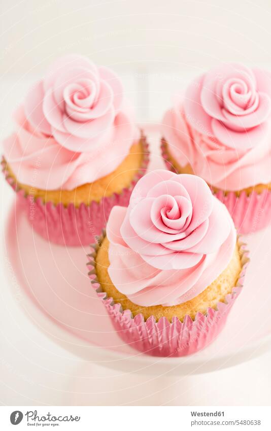 Drei rosa Törtchen, Nahaufnahme Niemand Fokus Auf Den Vordergrund Fokus Auf Dem Vordergrund Kuchen Gebäck Backware Gebaeck Backwaren Cupcake Cup Cake Cupcakess