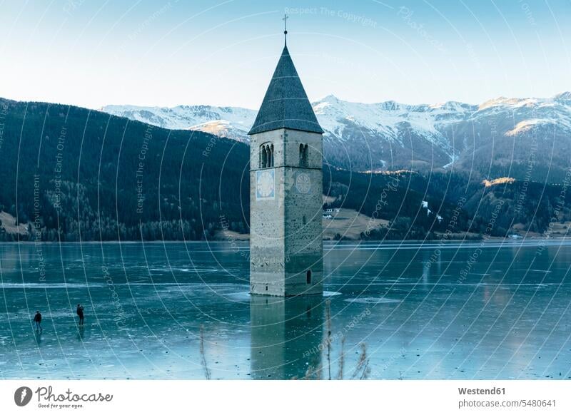 Italien, Vinschgau, versunkene Turmspitze im zugefrorenen Reschensee kalt Kälte See Seen Tag am Tag Tageslichtaufnahme tagsueber Tagesaufnahmen