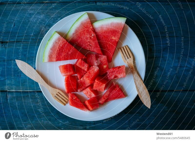 Wassermelonenteller, geschnitten auf blauem Holz Citrullus lanatus weiß weißes weißer weiss Gesunde Ernährung Ernaehrung Gesunde Ernaehrung Gesundheit gesund