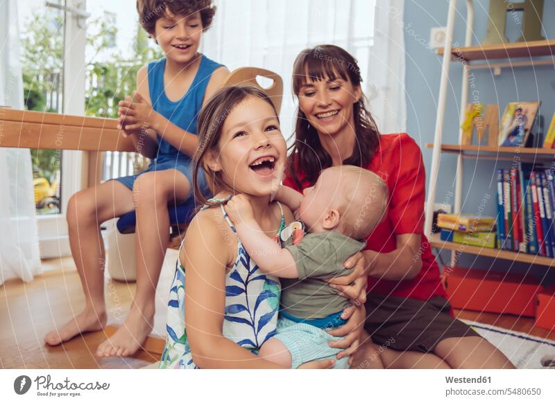 Glückliche Familie im Kinderzimmer lachen Portrait Porträts Portraits Mutter Mami Mutti Mütter Mama Familien positiv Emotion Gefühl Empfindung Emotionen Gefühle