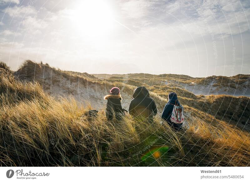 Dänemark, Henne Strand, Menschen beim Wandern in der Dünenlandschaft Ruhe Stille Trekking Trecking Spaziergänger Spaziergängerin Spaziergaengerin