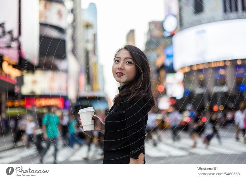 USA, New York City, Manhattan, junge Frau mit Kaffee auf die Strasse gehen Portrait Porträts Portraits weiblich Frauen Coffee to go zum mitnehmen Erwachsener