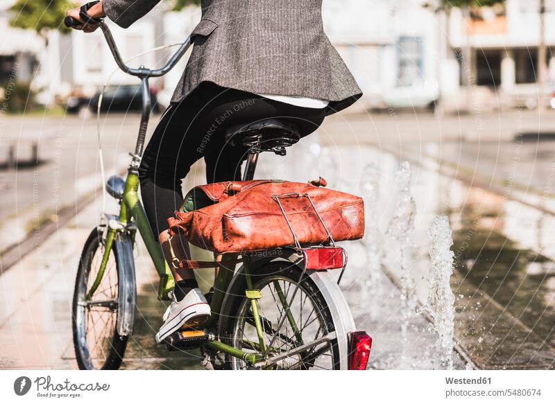 Rückenansicht einer Fahrrad fahrenden Frau, Teilansicht radfahren fahrradfahren radeln Bikes Fahrräder Räder Rad weiblich Frauen Raeder Erwachsener erwachsen