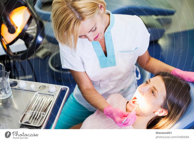 Zahnarzt, der die Zähne des Patienten untersucht Check-up Vorsorgeuntersuchung Patientin Kranke Patientinnen Zahnärztin Zahnärztinnen Dentistin Zahnaerztinnen