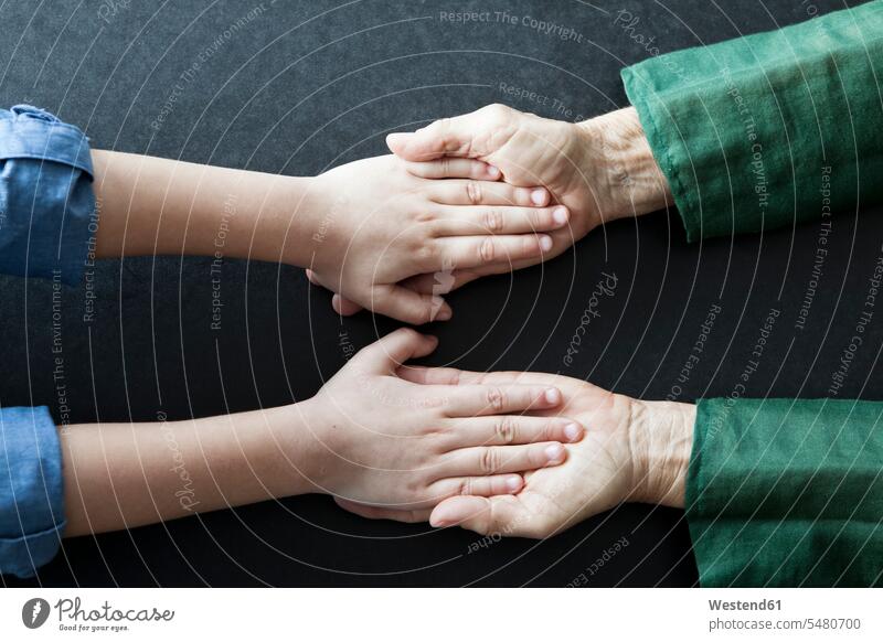 Großmutter und Enkelin halten Händchen, Nahaufnahme Europäer Kaukasier Europäisch kaukasisch Zärtlichkeit zärtlich Grossmutter Oma Grossmama Großmütter Omi Hand