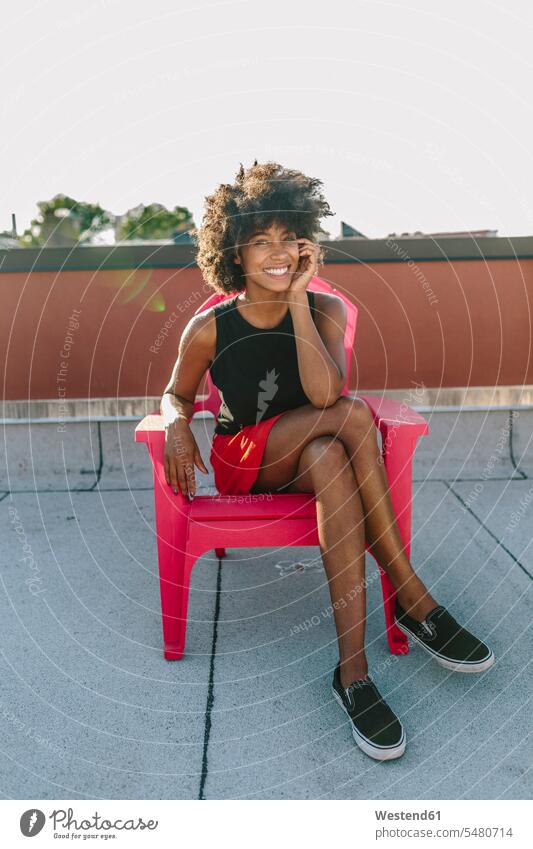 Junge Frau in Brooklyn sitzt im Sessel auf dem Dach weiblich Frauen jung Unbeschwert Sorglos attraktiv schoen gut aussehend schön Attraktivität gutaussehend