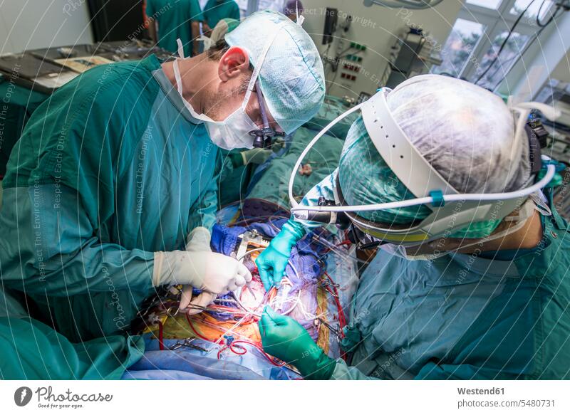 Herzchirurgen während einer Herzklappenoperation Arzt Doktoren Ärzte Operation OP Operationen operieren Chirurgie Medizin medizinisch Gesundheitswesen