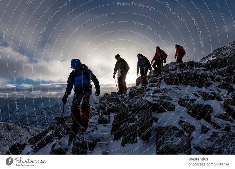 Großbritannien, Schottland, Glencoe, Bergsteiger am Buachaill Etive Beag Winter winterlich Winterzeit Bergsteigen Gruppe Gruppe von Menschen Menschengruppe