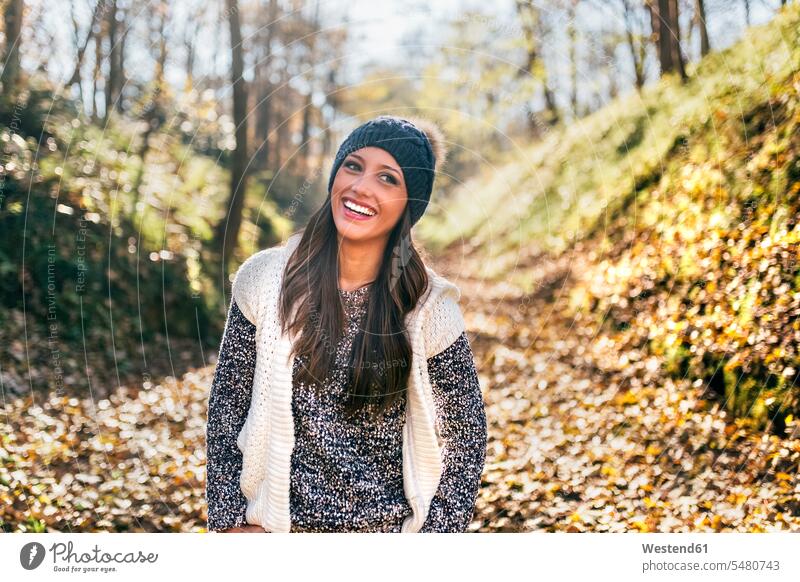 Porträt einer schönen glücklichen Frau in einem herbstlichen Wald Forst Wälder Herbst Glück glücklich sein glücklichsein weiblich Frauen Portrait Porträts